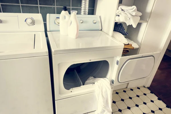 Πλυντήριο Ρούχων Στην Κουζίνα — Φωτογραφία Αρχείου