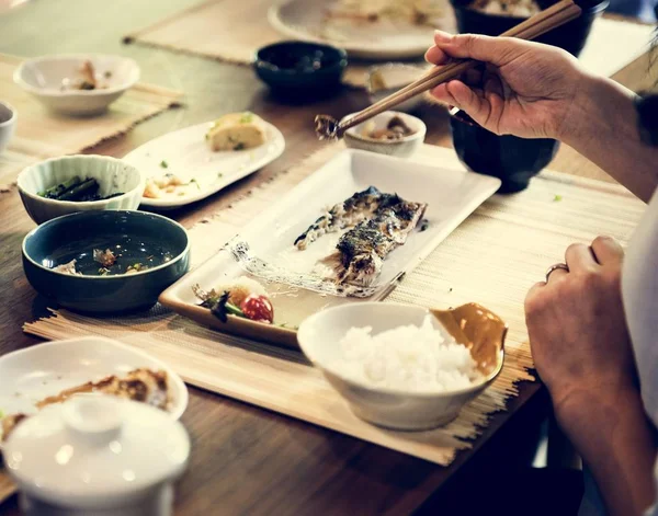 Людина Столом Паличками Японської Їжі Тарілки — стокове фото