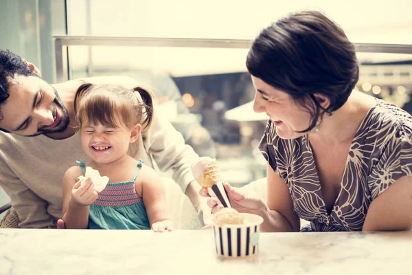 Tiempo Familia Familia Comiendo Helado Juntos —  Fotos de Stock