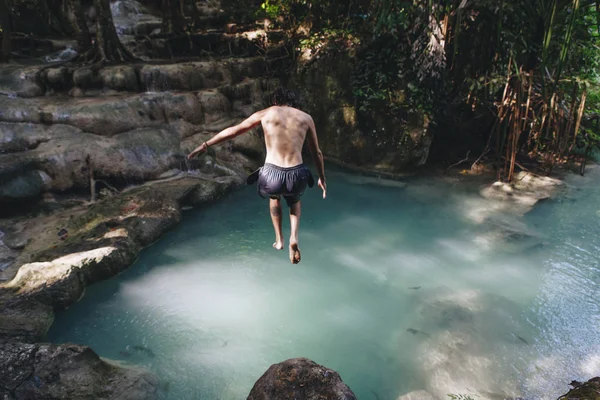 Hombre Blanco Disfrutando Cascada —  Fotos de Stock