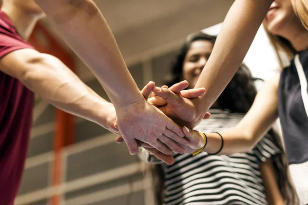 Grupo Amigos Adolescentes Trabalho Equipe Quadra Basquete Conceito União — Fotografia de Stock