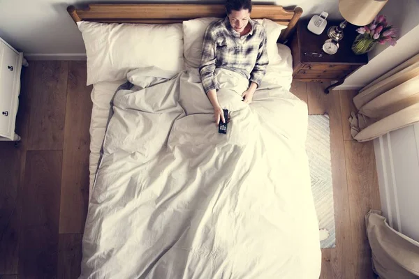 Caucásica Mujer Cama Viendo Televisión —  Fotos de Stock