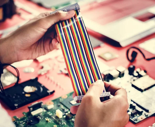 Düz kablolar kablolar bilgisayar breadboard holding eller Clsoeup 