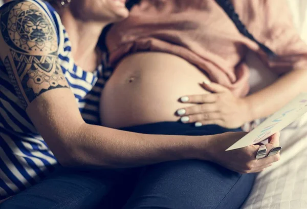 Uma Mulher Lésbica Grávida Com Namorada — Fotografia de Stock