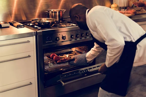 Człowiek Jest Gotowanie Kuchni — Zdjęcie stockowe