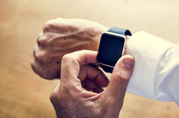 Mano Estableciendo Reloj Inteligente Otra Mano —  Fotos de Stock