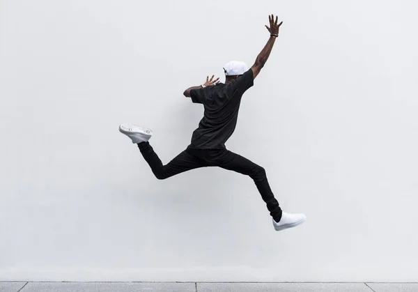 Hombre Africano Saltando Cerca Pared — Foto de Stock