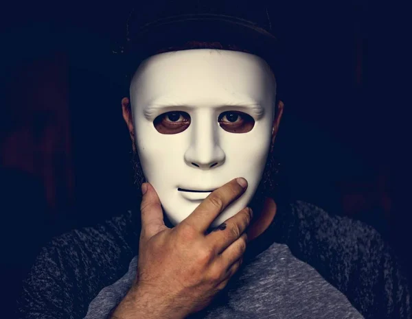 Mann Mit Weißer Maske Und Verdecktem Gesicht — Stockfoto