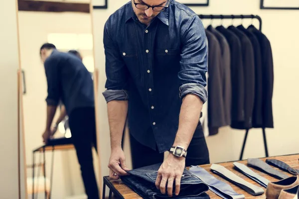 Человек Работающий Магазине Одежды — стоковое фото