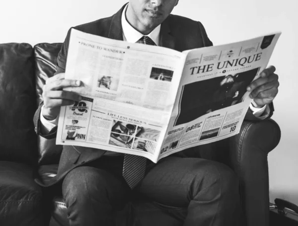 Επιχειρηματίας Καθισμένος Και Ανάγνωση Εφημερίδων Μαύρο Και Άσπρο — Φωτογραφία Αρχείου