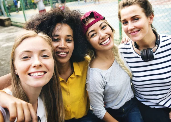 Πολυεθνική Τους Φίλους Κορίτσι Πάρκο Selfie — Φωτογραφία Αρχείου