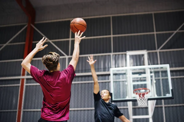 Dois Adolescentes Jogando Basquete Juntos Quadra — Fotografia de Stock