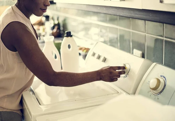 Mulher Negra Usando Máquina Lavar Roupa Fazendo Roupa — Fotografia de Stock