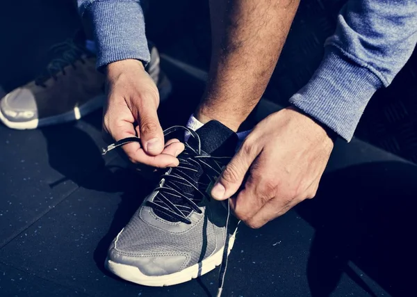 Detail Van Persoon Die Het Dragen Van Schoenen — Stockfoto