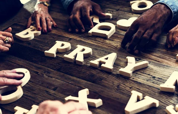 Gruppe Von Menschen Arrangiert Ein Wort Auf Einem Holztisch — Stockfoto