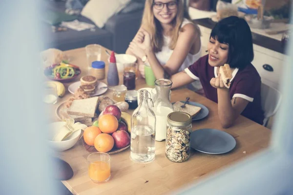 Grupo Mulheres Diversas Tomando Café Manhã Juntas — Fotografia de Stock