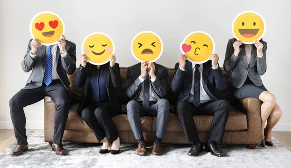 Pessoas Segurando Ícones Emoticon Amarelo Personagens Sorrisos — Fotografia de Stock