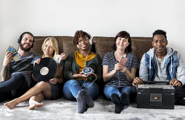 Les Gens Apprécient Ensemble Musique Assis Sur Sol Canapé Avec — Photo