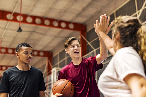 Grupo Amigos Adolescentes Uma Quadra Basquete Dando Uns Aos Outros — Fotografia de Stock