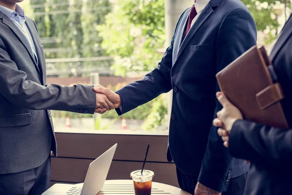 Japanska Affärsmän Att Ett Avtal Och Skakar Hand — Stockfoto