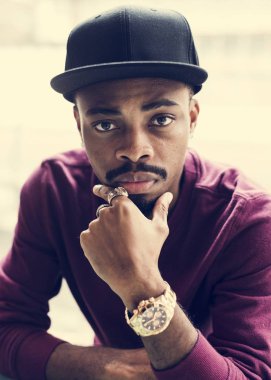 Bir adam şehir moda çekimi