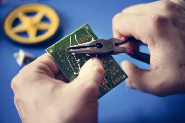 Pense ve bilgisayar devre mainboard ile el closeup