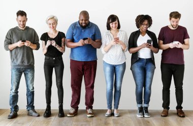 bir grup insan cep telefonunu kullanarak 
