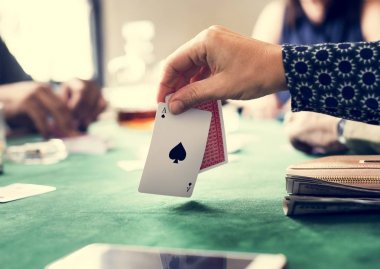 Casino masada oyun kartı tutan el 