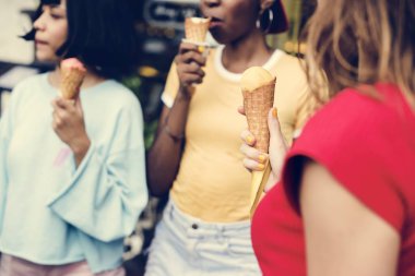 Çeşitli kadın birlikte dondurma yemek grubu