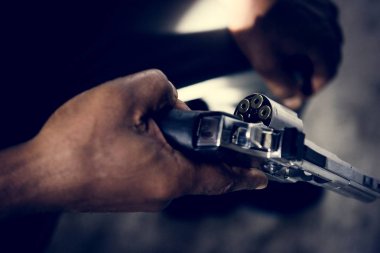 Erkek el elinde silah gölgesinde 