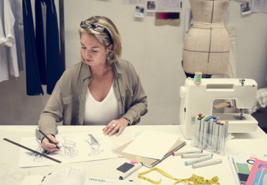 Projeler üzerinde çalışan kadın