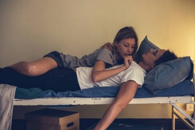 Hoş bir çift birlikte vakit geçiriyorlar.