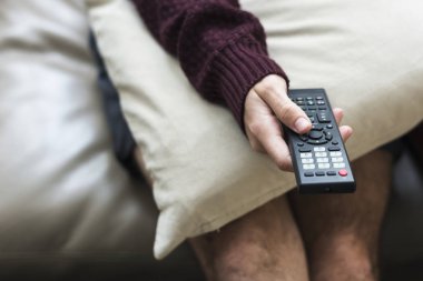 el televizyon uzaktan kumanda tutarak