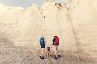 Vahşi doğada birlikte yürüyüş yapan bir çift.