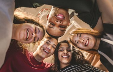 Bir basketbol mahkeme takım çalışması ve beraberlik kavram üzerinde genç arkadaş grubu