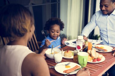 Siyah aile birlikte kahvaltı