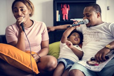Siyah aile şarkı karaoke keyfini çıkarın