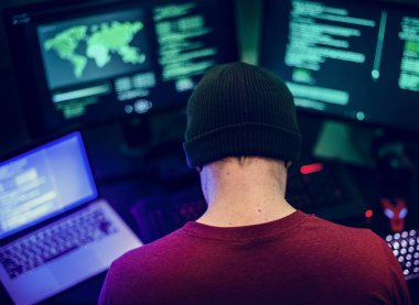 arkadan görünüşü programlama yazılım şapkalı adam