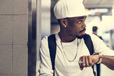 Bir adam şehir moda çekimi