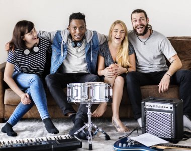 Birlikte bir kanepede oturan müzisyen