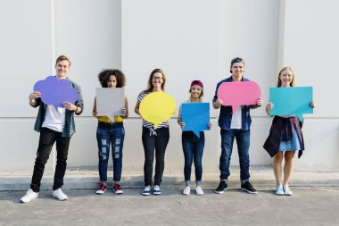 Genç Yetişkin arkadaşlar boşaltmak kadar tutan düşünce kabarcıklar tasarlamak