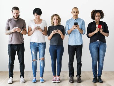 Satırda akıllı telefonlar kullanan kişiler