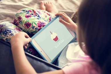 Genç kız dijital tablet kullanma