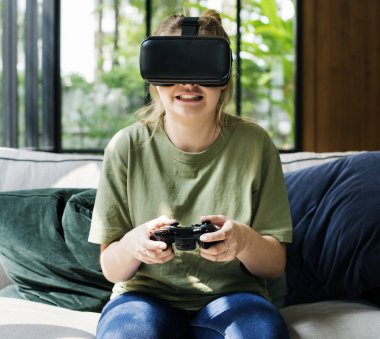 video oyunu oyun çubuğu tutan ve sanal gerçeklik gözlük takıyor sarışın kadın