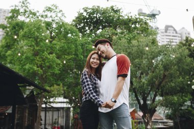 güzel çift birlikte iyi vakit geçiriyor