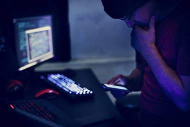 adam cep telefonuyla siber saldırı kodlama