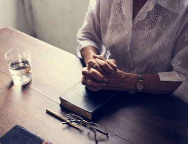 Kutsal İncil ile dua hatırlayan parmak