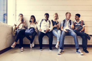 Cep telefonunu kullanarak çeşitli öğrenci grubu