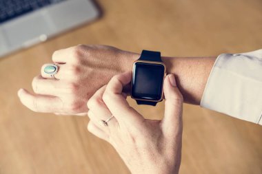 El bir smartwatch başka bir yandan ayarlama