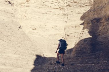 Sırt çantalı bir kadın